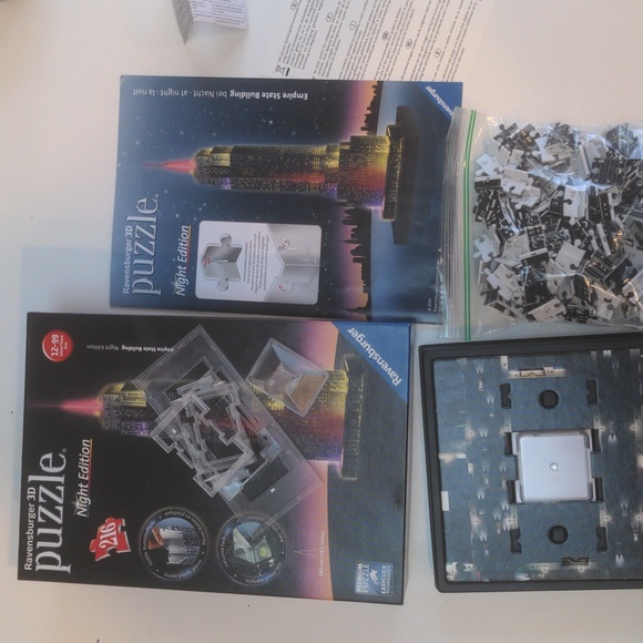 ⭐️ RAVENSBURGER ⭐️ Empire State Building - LED Night Edition (216 pc 3D Puzzle) - Picture 3 of 3